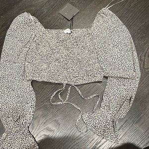 LELIS Leopard crop blouse.